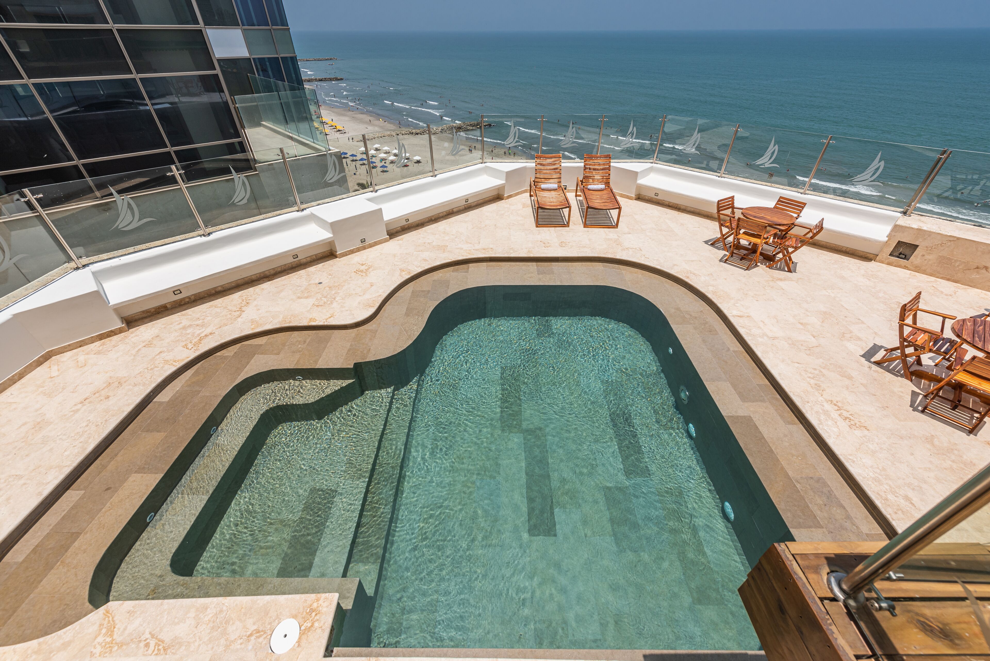 2 kolam renang terbuka 