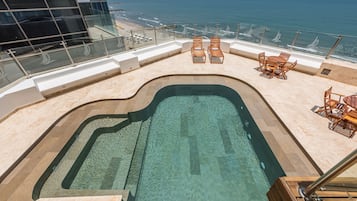 2 kolam renang terbuka