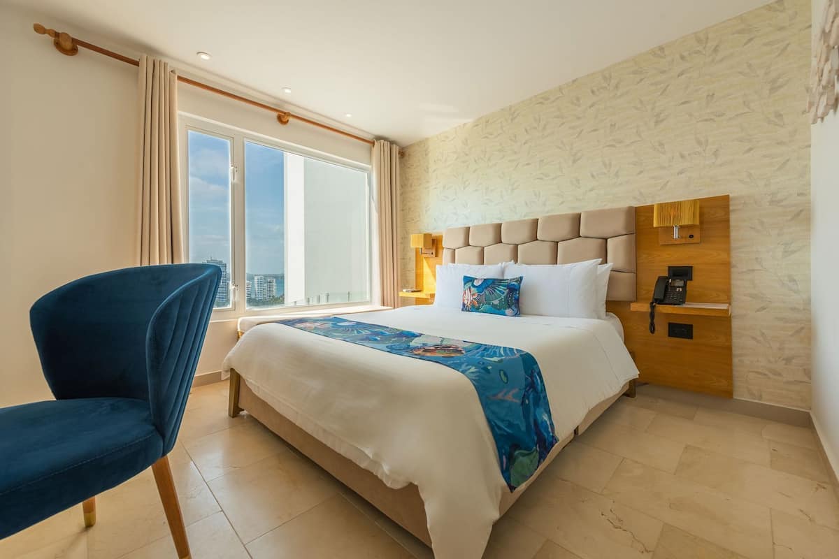 Sengetøy av topp kvalitet, dundyner, blendingsgardiner og lydisolert