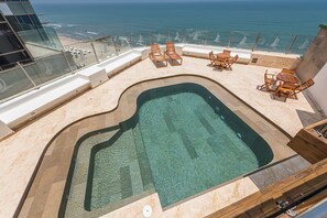 2 outdoor pools