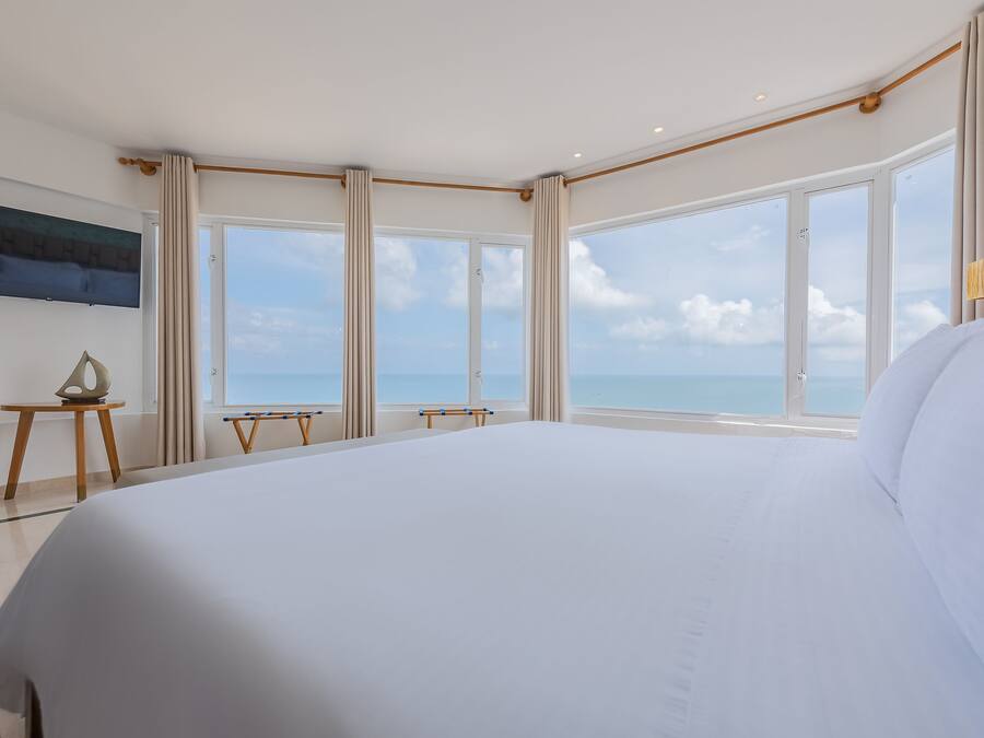 Deluxe Room, Ocean View | Premium bedding, down comforters, blackout drapes, soundproofing