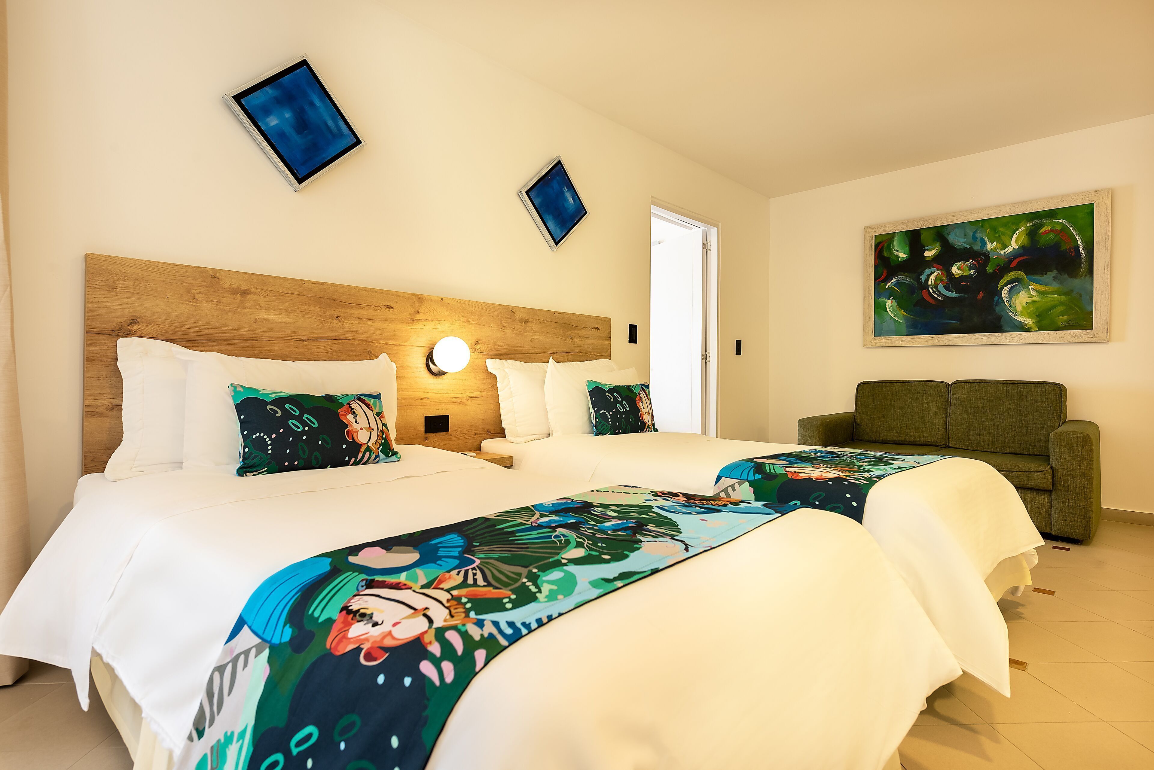 Sengetøy av topp kvalitet, dundyner, blendingsgardiner og lydisolert