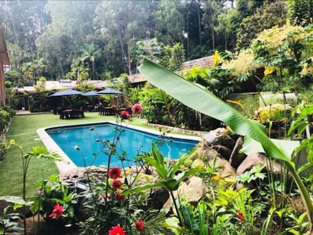 Una piscina al aire libre