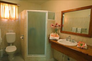 Bathroom - Pacific Gardens Hotel (Goroka)