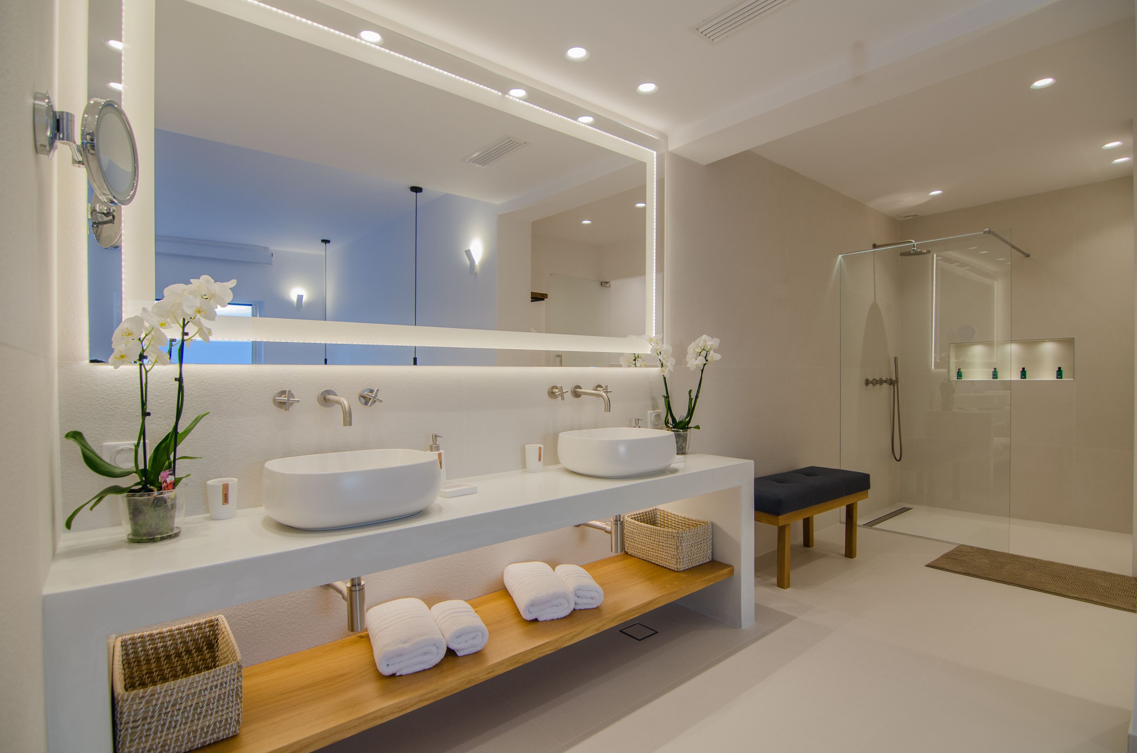 superior double room, 1 queen bed | bathroom | free toiletries, hair dryer, bathrobes, towels