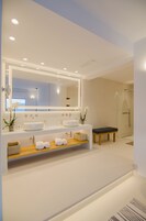 Superior Double Room, 1 Queen Bed | Bathroom | Free toiletries, hair dryer, bathrobes, towels
