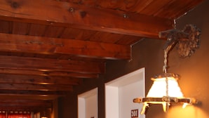 Ein Korridor mit Holzwandverkleidung, einer Tür mit der Bezeichnung '301' und einer Wandlampe.