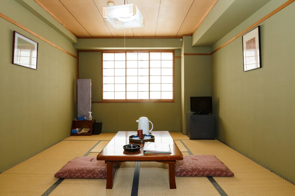 Habitación tradicional (Japanese Type Room for 3 person) | Zona de estar | Una televisión de pantalla plana