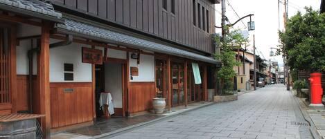 Edredón, caja de seguridad en la habitación y escritorio