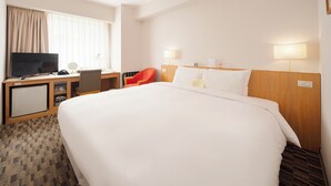 A hotel room with a large bed, a desk with a computer, a television, and a chair. - Hotel Sunroute Taipei (Taipei)