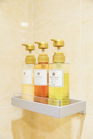 Kombinasi shower/bathtub, pengering rambut,  dan sandal