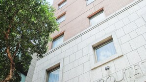 A tall hotel building with the name "HOTEL SUNPOUTE" on the facade. - Hotel Sunroute Taipei (Taipei)