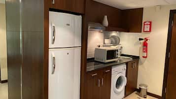 Full-sized fridge, microwave, stovetop, electric kettle