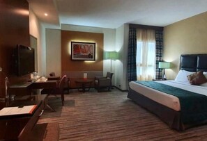 Premium bedding, down duvets, in-room safe, individually decorated - Phoenix Plaza Hotel Apartments (Abu Dhabi)