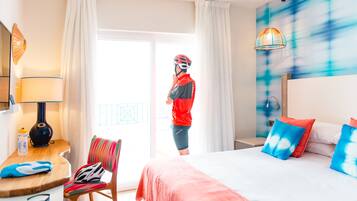 Standaard kamer, balkon (Cycling Friendly) | Een kluis op de kamer, een bureau, geluiddichte muren