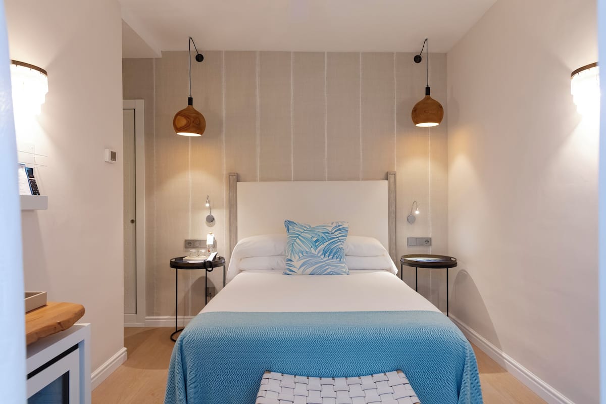 Standard Room | In-room safe, desk, soundproofing, iron/ironing board