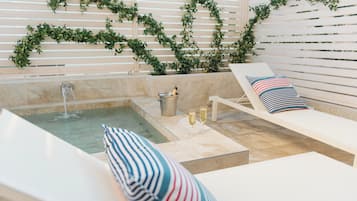 Superior-værelse - terrasse (Private Pool 2 pax) | Pengeskab på værelset, skrivebord, lydisolering, strygejern/strygebræt