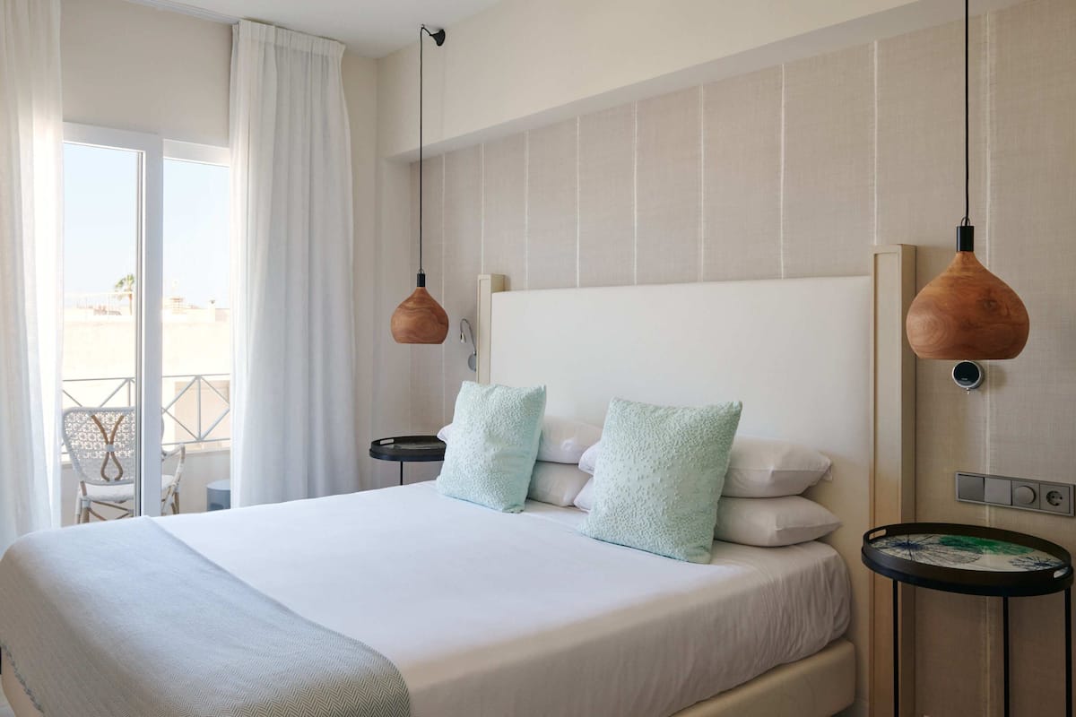 In-room safe, desk, soundproofing, iron/ironing board