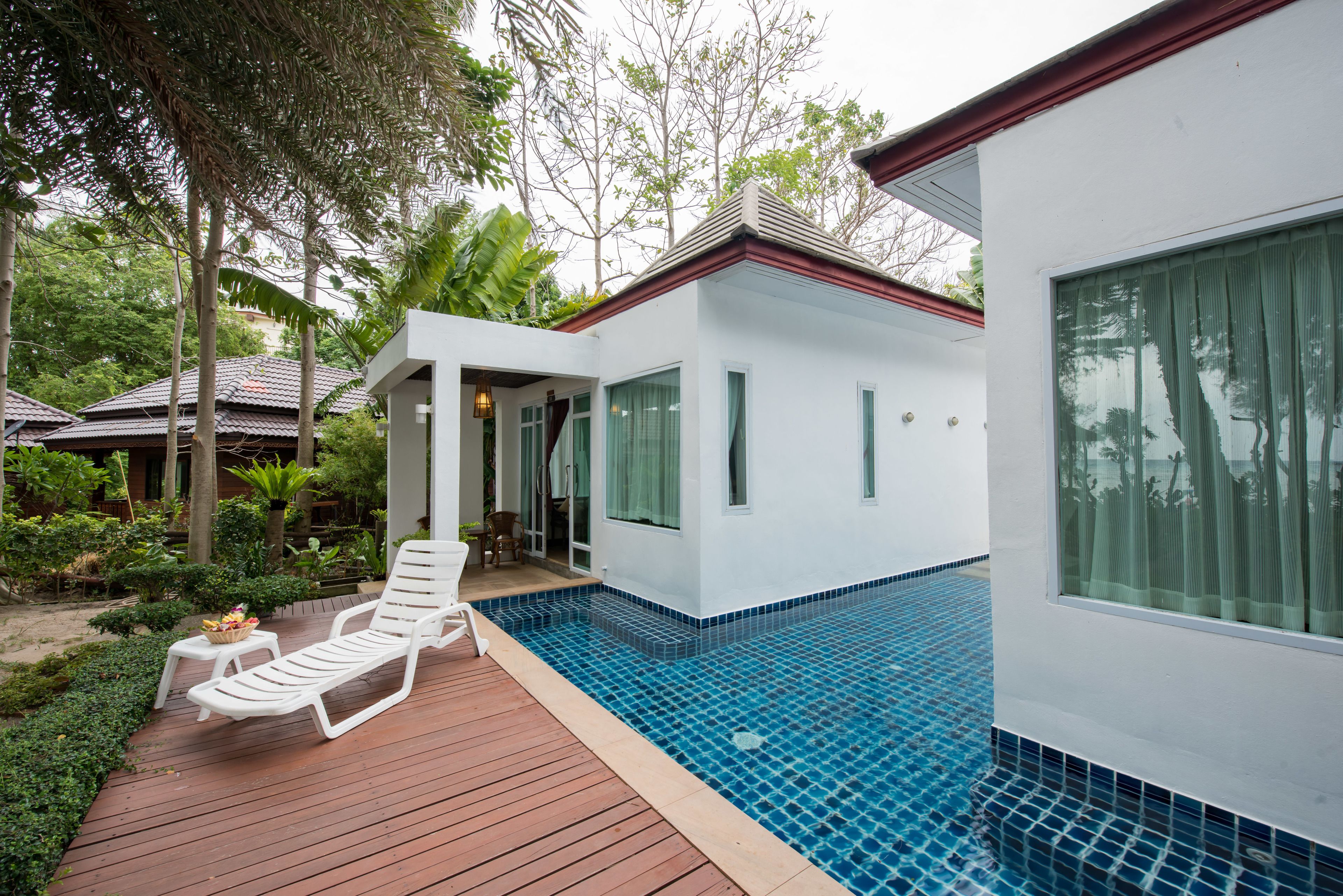 Villa, junto a la playa | Alberca al aire libre | 2 albercas al aire libre, sombrillas en la alberca y camastros 