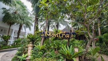 Un jardín exuberante con un letrero que dice "Montra".