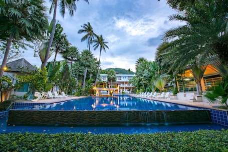 2 室外游泳池,池畔遮阳伞,日光浴躺椅