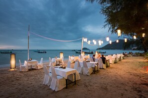 Serveert ontbijt, lunch, internationale gerechten, stranduitzicht 