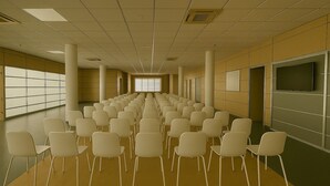 Uma sala de conferência com fileiras de cadeiras, uma tela grande e uma janela com persianas.