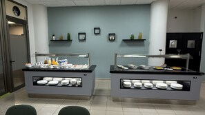 Un buffet composé de deux présentoirs en libre-service, chacun étant doté d’une vitrine réfrigérée et proposant une variété de plats.