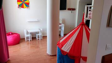 Kamar Keluarga | Brankas, meja kerja, tirai kedap cahaya, dan tempat tidur bayi gratis