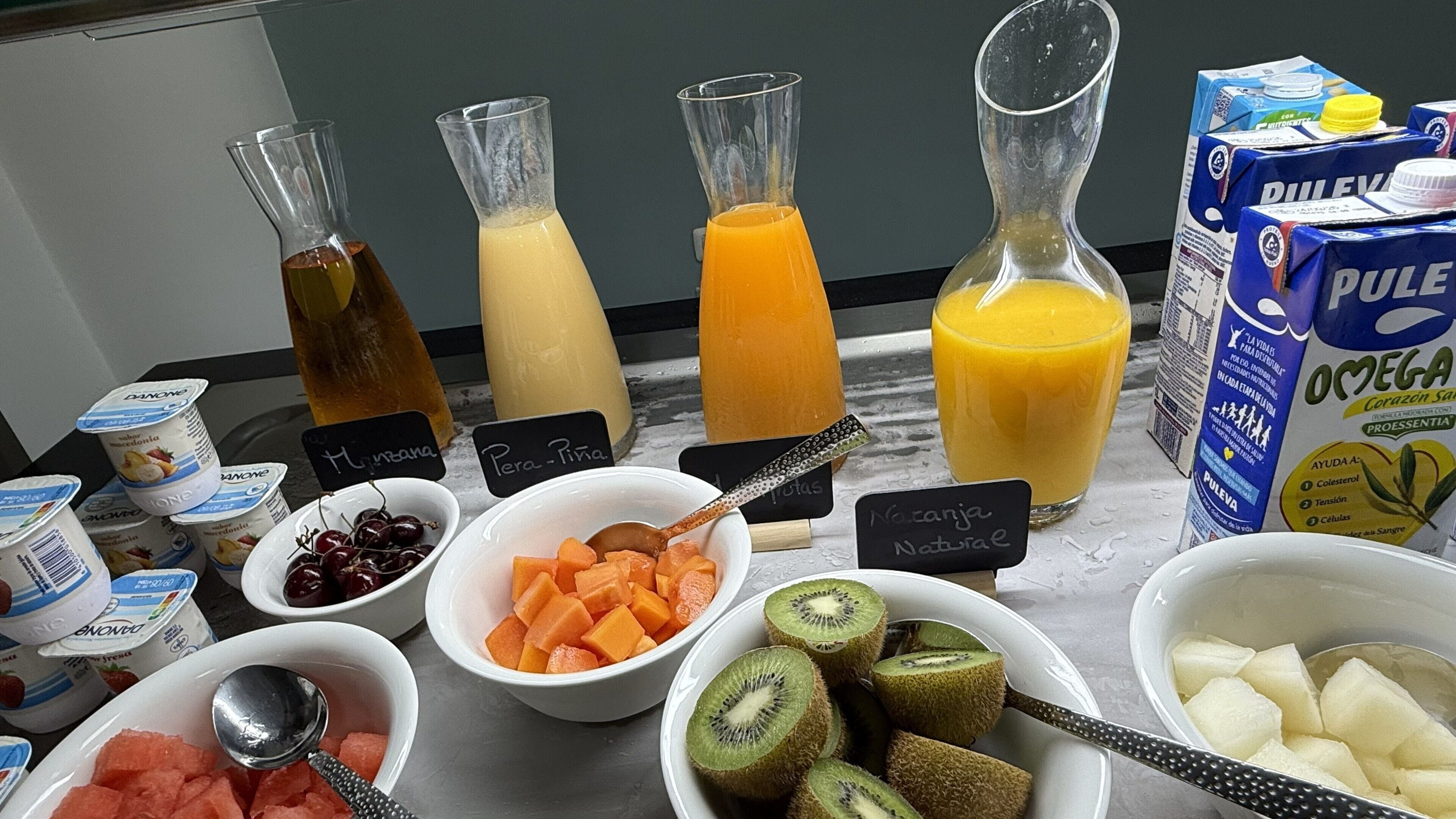 Un bufé de desayuno con una variedad de alimentos y bebidas.