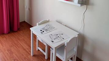 Kamar Keluarga | Brankas, meja kerja, tirai kedap cahaya, dan tempat tidur bayi gratis