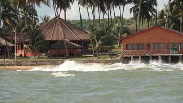 På stranden og solsenger