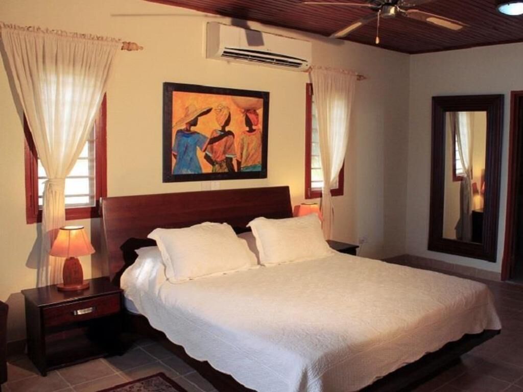 Minibar, escritorio, espacio para trabajar con laptop y wifi gratis 