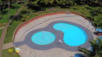 Alberca al aire libre y camastros
