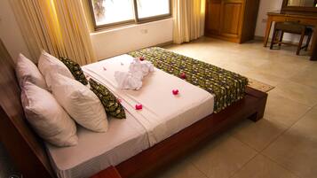 Executive Suite | Minibar, desk, laptop workspace, free WiFi