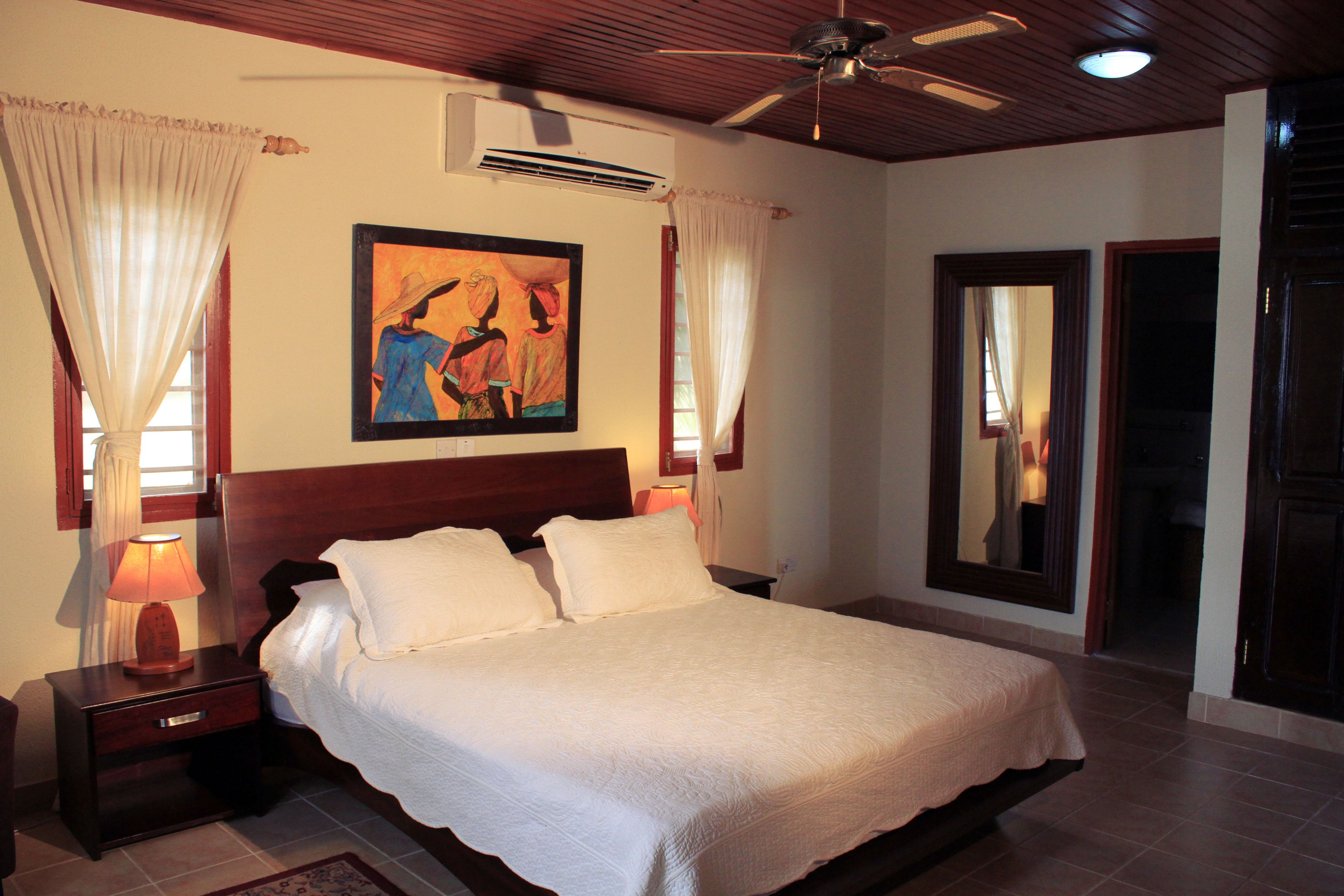 Minibar, bureau, espace de travail pour ordinateur portable