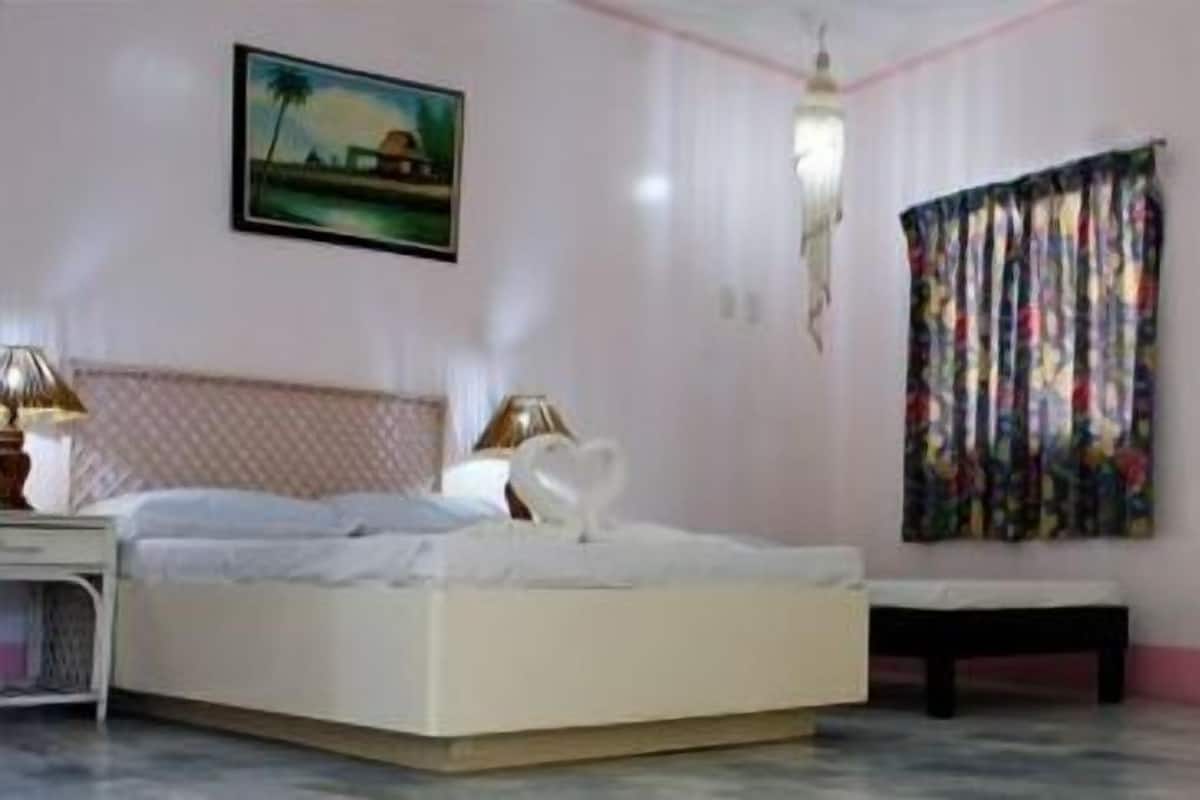 Executive Suite | 1 bedroom, minibar, desk, laptop workspace