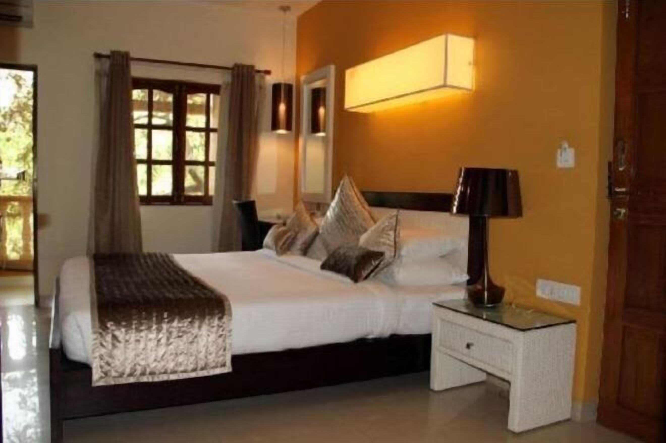 Minibar, desk, laptop workspace, free WiFi