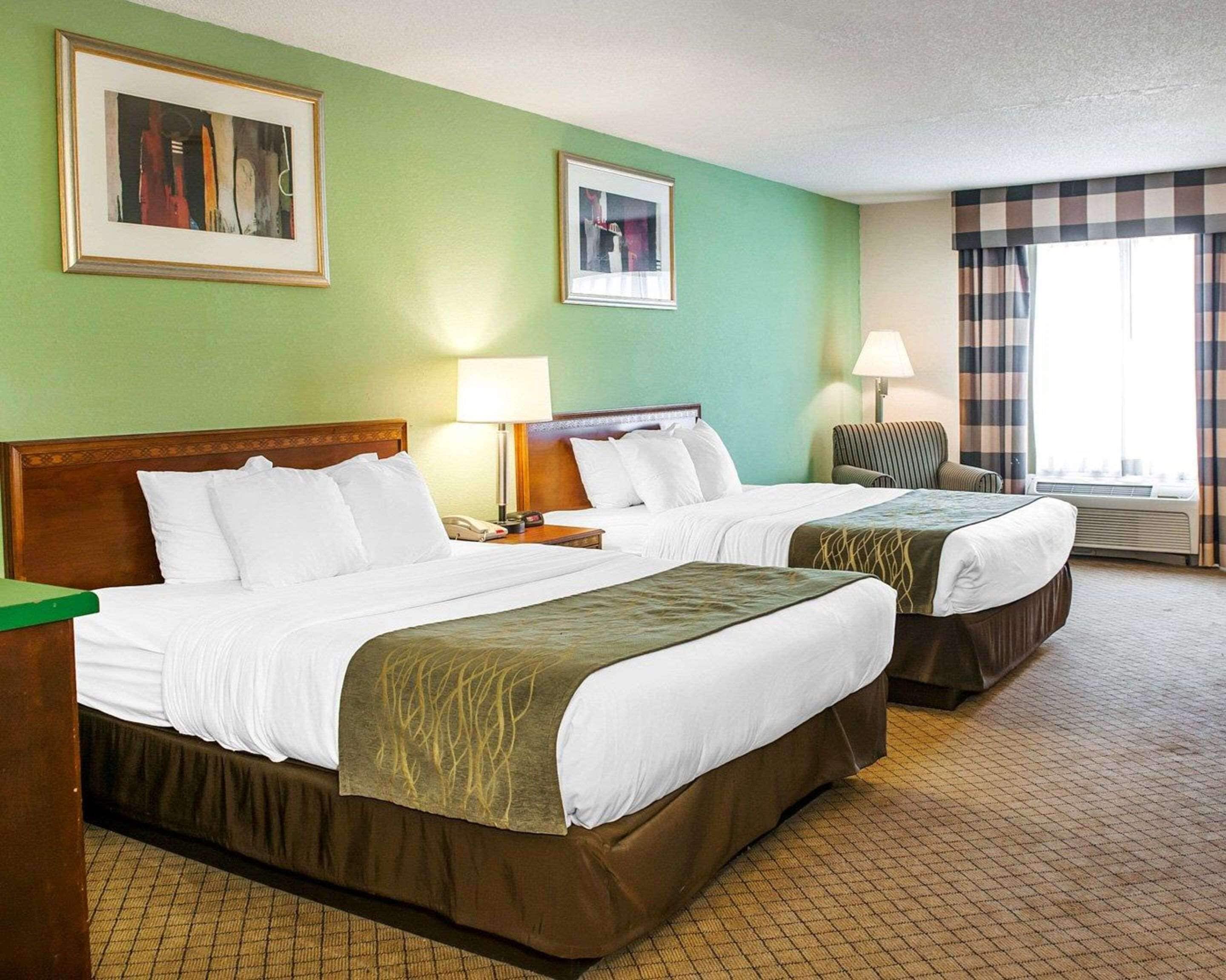 Minibar, muebles diferentes y escritorio 