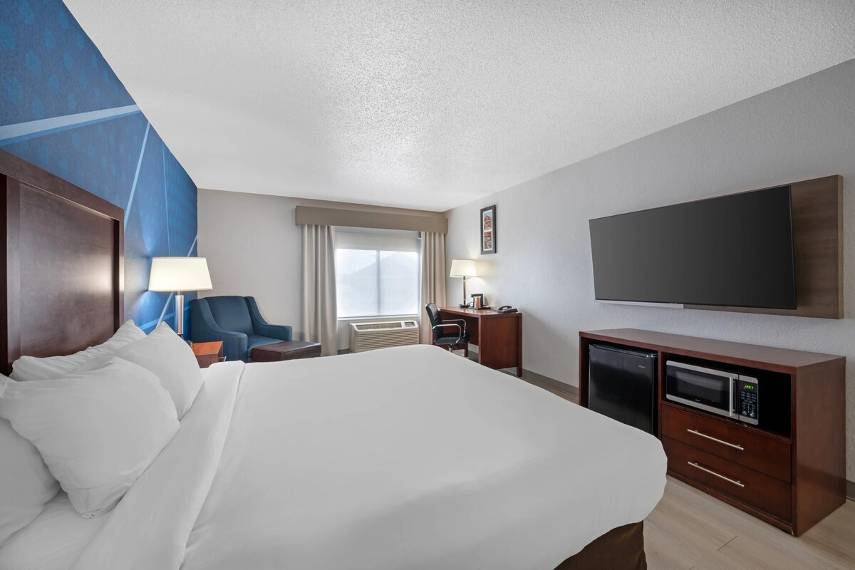 Minibar, desk, laptop workspace, iron/ironing board