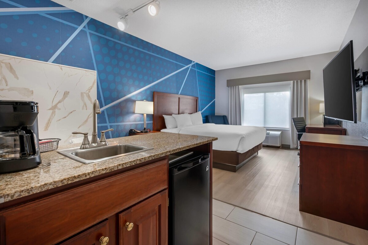 Suite, 1 King Bed, Non Smoking | Minibar, desk, laptop workspace, iron/ironing board