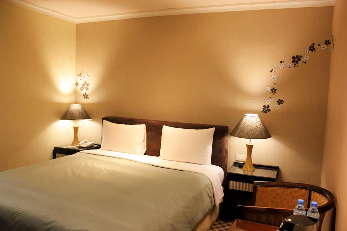 Down comforters, Select Comfort beds, in-room safe, desk