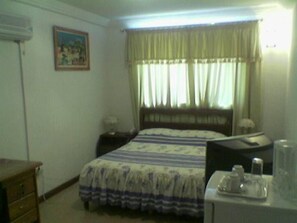 ミニバー、セーフティボックス (室内)、デスク、防音設備