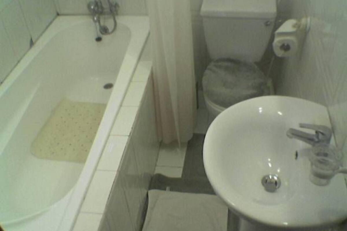 Combined shower/tub, free toiletries, towels