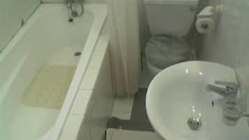 Combined shower/tub, free toiletries, towels