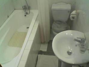 Combined shower/tub, free toiletries, towels - Eastoment Hotel (Accra)
