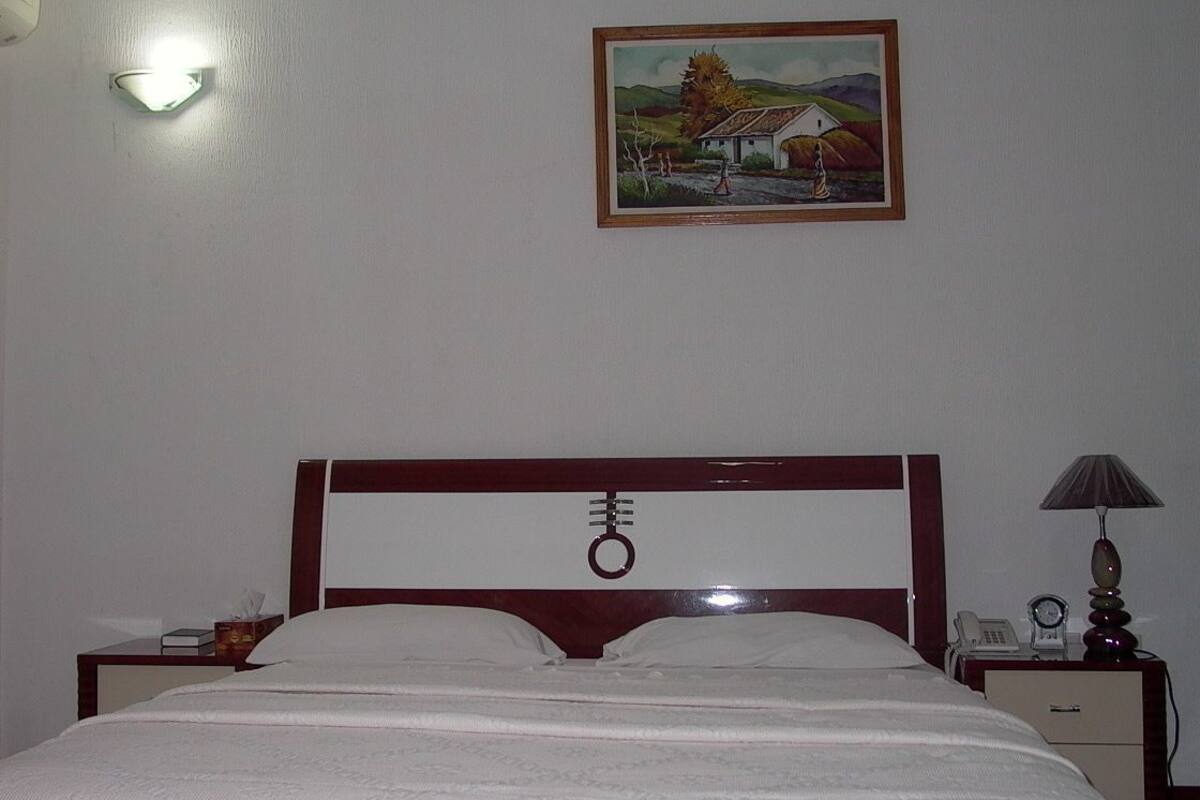 Executive Room | Minibar, in-room safe, desk, soundproofing