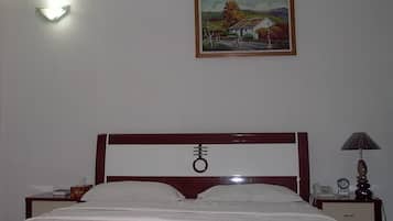 Executive Room | Minibar, in-room safe, desk, soundproofing