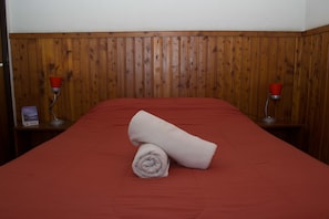 Tweepersoonskamer, 1 queensize bed, privébadkamer | Individueel gedecoreerd, individueel gemeubileerd, een bureau