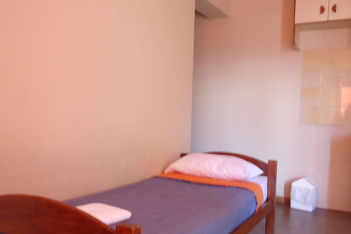 Twin kamer, privébadkamer | Individueel gedecoreerd, individueel gemeubileerd, een bureau